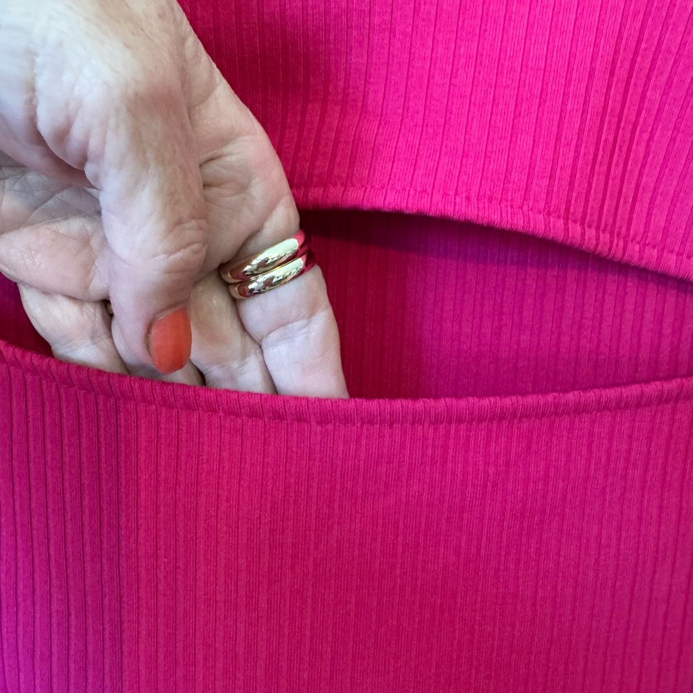 PRETTY PINK TOP w/NECKLINE CUTOUT DETAIL PLUS: 4X #W - Picture 2 of 8